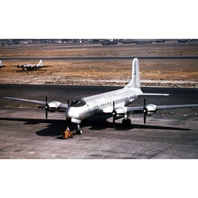 Douglas C-74 GlobeMaster. Auch schließt BONUS-Bausätze des Republic F-84B Thunderjet Sikorsky R-5A Vought XF5U-1 Fliegender Pfan