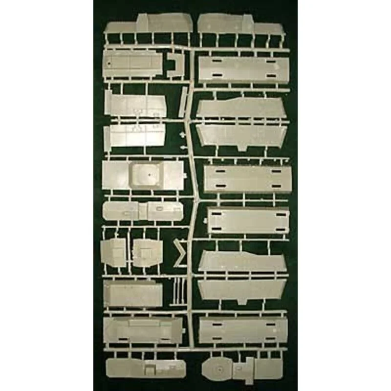 Deutscher gepanzerter Zug. Beinhaltet Lokomotive-Anerbieten und 5 Wagen. Ungefähr 1 Meter lang. Der echte Zug hatte 2 Anerbieten