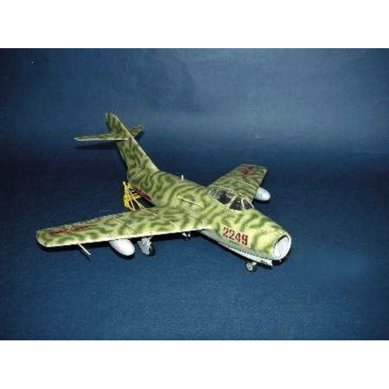 TRUMPETER SCALE MODELS -2204 - Flugzeugmodell 