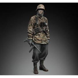 Royal Model: German SS soldier with MP 40-WWII (1/16 scale)