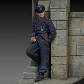 Royal Model: German tanker leaning against the wall - WWII (1/48 scale)