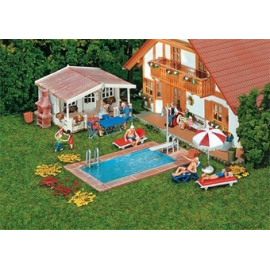 Swimming-Pool und Gartenhaus 